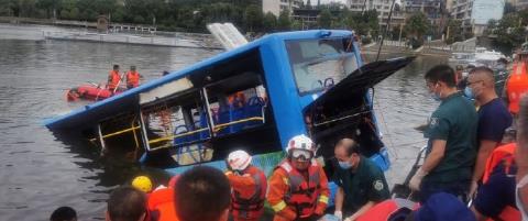 貴州安順公交墜湖瞬間,猛轉向越過5股車道撞破護欄!