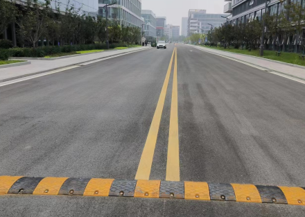 專業(yè)與安全的完美結(jié)合，飛揚市政蘇州廠區(qū)劃線服務(wù)